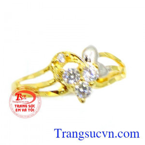 Nhẫn đeo nhỏ và xinh xinh trên ngón tay đeo nhẫn. Nhẫn nữ vàng kết trái