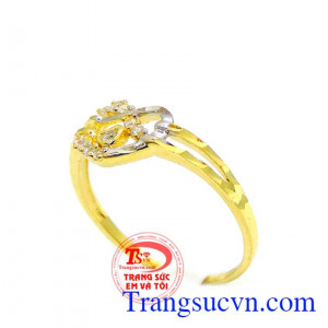 Nhẫn vàng may hơn đeo xinh xinh trên ngón tay đeo nhẫn. 