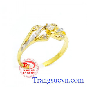 Nhẫn nữ đeo tay vàng