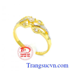 Nhẫn nữ gắn đá trắng phù hợp đeo tay dành riêng cho nữ. 