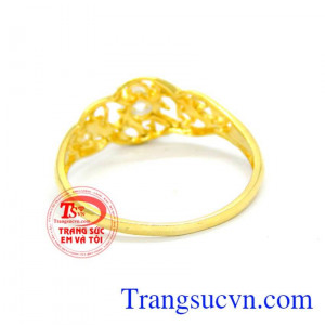Chiếc nhẫn vàng nữ
