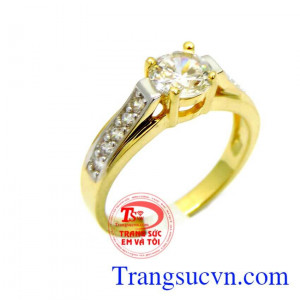 Nhẫn vàng may hơn đeo xinh xinh trên ngón tay đeo nhẫn. Chiếc nhẫn hy vọng