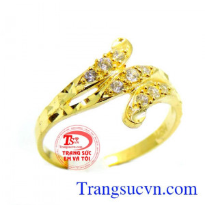 Nhẫn vàng may hơn đeo xinh xinh trên ngón tay đeo nhẫn. Nhẫn vàng 10k nữ