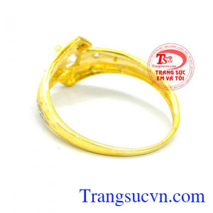 Nhẫn vàng phù hợp đeo tay. Nhẫn vàng quý phái