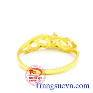 Nhẫn vàng may hơn đeo xinh xinh trên ngón tay đeo nhẫn. Nhẫn vàng chắp cánh tình yêu