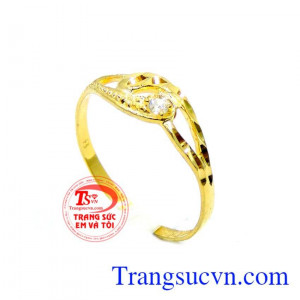 Nhẫn vàng may hơn đeo xinh xinh trên ngón tay đeo nhẫn. Nhịp điệu yêu thương