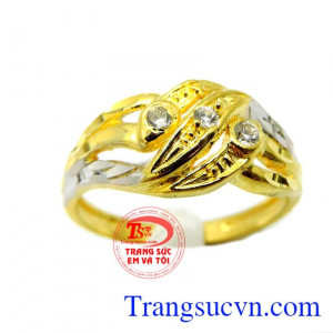 Nhẫn vàng may hơn đeo xinh xinh trên ngón tay đeo nhẫn. Nhẫn Thác tình yêu vàng