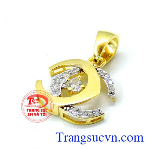 Mặt dây chuyền sáng bóng vàng phù hợp đeo cùng dây chuyền vàng.