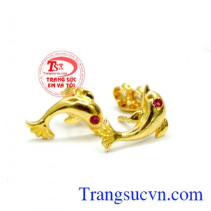 Hoa tai cá heo vàng đeo tai, hoa tai làm bằng vàng với hình con cá heo nổi bật.