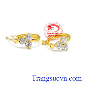 Hoa tai vòng vàng được gia công bởi bàn tay khéo léo của thợ bạc.