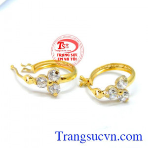 Hoa tai vòng vàng trái tim tượng trưng cho sự tinh khiết và nhỏ bé, trong tình yêu đó còn là một tinh yêu thuần khiết, trong sáng.