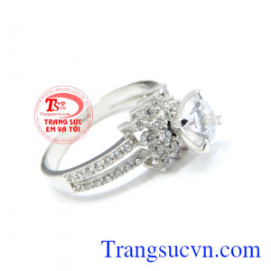 Chiếc nhẫn nữ vàng trắng 18k phù hợp làm quà tặng sinh nhật hoặc trong các dịp ý nghĩa thể hiện cho sự trong sáng và tinh khôi đại điện cho sự hoàn hảo.Nhẫn vàng trắng 18k nhập