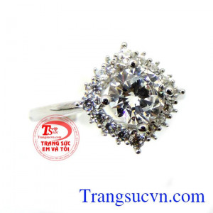 Chiếc nhẫn nữ vàng trắng 18k phù hợp làm quà tặng sinh nhật hoặc trong các dịp ý nghĩa thể hiện cho sự trong sáng và tinh khôi đại điện cho sự hoàn hảo. Nhẫn vàng trắng nữ