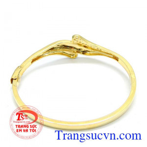 Chất lượng đảm bảo uy tín, khách hàng ưa chuộng nhiều năm. Vòng tay vàng hạnh phúc