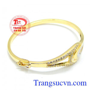 Vòng tay vàng đeo hợp thời trang. Chiếc vòng vàng may mắn