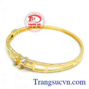 Với ý tưởng từ dây tơ hồng gắn kết cho tình yêu trăm năm hạnh phúc. Vòng tay vàng tơ hồng