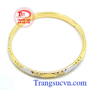 Vòng nữ vàng đẹp,Chiếc vòng tay tròn vàng phay sáng với những đường cong bán nguyệt tinh tế và sắc nét. 