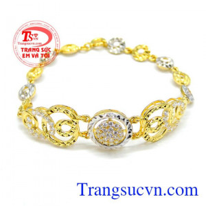 Thiết kế lắc tay theo yêu cầu,lắc được gắn đá trắng và phay sáng. Lắc nữ vàng huyền thoại