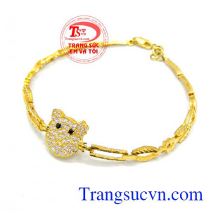 Lắc tay nữ vàng làm tôn lên vẻ đẹp cả tay phụ nữ việt. 