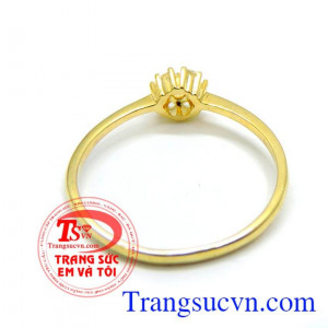 Nhẫn vàng may hơn đeo xinh xinh trên ngón tay đeo nhẫn. Nhẫn nữ nhỏ xinh vàng