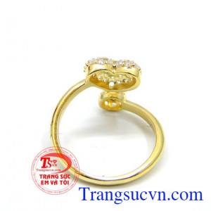 Nhẫn vàng may hơn đeo xinh xinh trên ngón tay đeo nhẫn. Nhẫn vàng trái tim mới