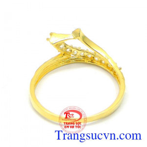 Nhẫn vàng may hơn đeo xinh xinh trên ngón tay đeo nhẫn. Nhẫn ngọn sóng thủy chung