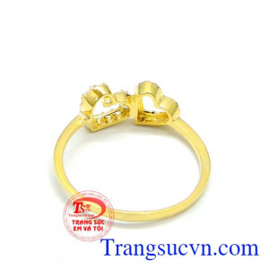 Nhẫn vàng may hơn đeo xinh xinh trên ngón tay đeo nhẫn. Nhẫn đôi tim chung thủy