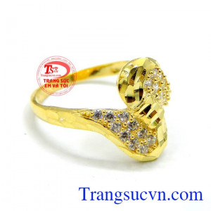 Được thiết kế tinh tế, đeo xinh xinh trên ngón tay đeo nhẫn. Nhẫn vàng màu đẹp