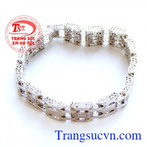 Phái mạnh ưa chuộng đeo ở cổ tay trái hoặc tay phải. Lắc tay vàng trắng