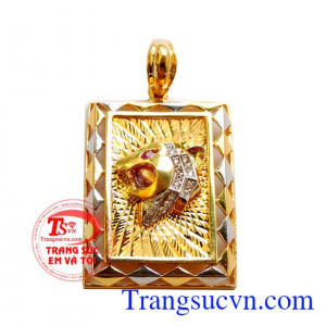 Chiếc Mặt dây báo nam tính đeo cùng dây chuyền vàng, mặt dây vàng hình chữ nhật được thiết kế khéo léo,và nam tính, làm nổi bật khi đeo, tôn vinh vẻ đẹp của phái mạnh.