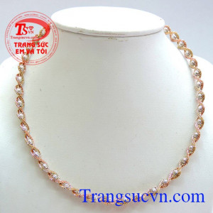 kiềng được thiết kế tinh tế bện và kết những dây và hạt vàng tạo nên chiếc KIỀNG VÀNG rất quý phái cho người đeo, tôn lên vẻ đẹp của Nữ giới. 