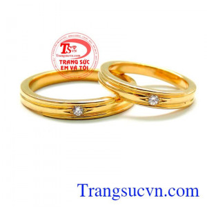 Nhẫn cưới vàng 18k được khách hàng ưa chuộng và bình chọn, là loại vàng làm nhẫn cưới bền màu và đẹp