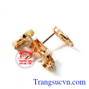 Trái tim hồng tình yêu đeo hợp thời trang.