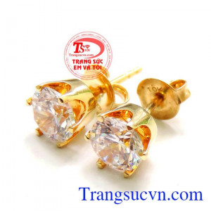 Hoa tai vàng nổi bật và dá sáng, mang lại sự quý phái cho người đeo,