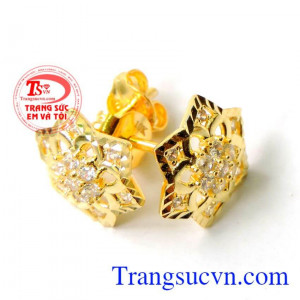 hoa tai được thiết kế theo 6 cánh hoa đan xem vào nhau gắn đá kết tinh tế,chất lượng vàng đảm bảo, dành cho phái đẹp, Hoa tai giá quan thứ 6 