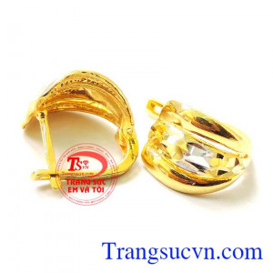 Đôi Hoa tai vàng tặng bà món quà tuy nhỏ nhưng chan chứa tình thương với bà của mình,