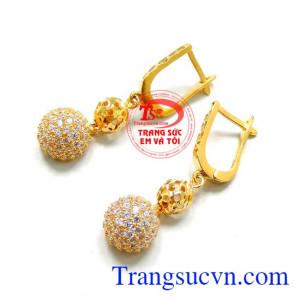 Hoa tai vàng gắn đá hình hoa cẩm tú cầu, với mong muốn tìm cho mình hạnh phúc đích thực với long Chung Thủy trọn vẹn,