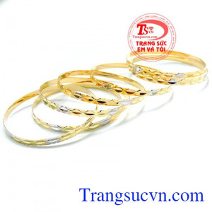 Bộ vòng vàng tuần sáng bền đẹp với bản rộng nhiều nét phay làm tôn lên vẻ đẹp của bộ vòng tuần.