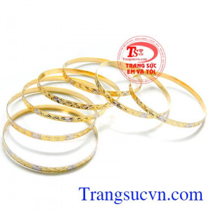 Vòng tuần vàng đeo làm tôn vẻ đẹp tinh tế và sang trọng. Bộ vòng vàng tuần sao kim