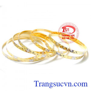 Bộ vòng vàng tuần sao kim với đường nét phay sáng theo hình ngôi sao.