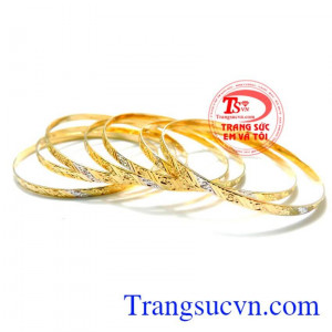 Với ý tưởng làm bộ vòng tuân cơn lốc quét sạch những gì không tốt đi và mang lại một sự khởi đầu tươi mới và tốt đẹp. Cơn lốc vòng tuần vàng