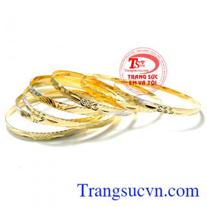 Vòng tuần vàng đeo 7 chiếc cùng 1 tay. Vòng tuần vàng chất lượng