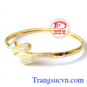 Vòng tay được thiết kế tinh tế với mong muốn người đeo được thuận lợi trong mọi việc. Chiếc vòng vàng xong hành