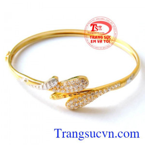 Chiếc vòng vàng xong hành đặc biệt dành cho nữ. 