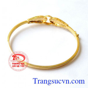 Vòng tay vàng đeo hợp thời trang. Vòng tay tâm đầu ý hợp