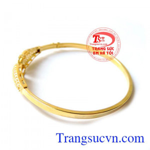 Vòng tay tâm đầu ý hợp sang trọng dành cho nữ. 