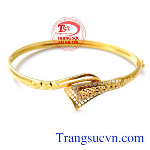 Vòng tay bông hoa vàng sẵn sàng đón niềm vui và hạnh phúc mong chờ. Vòng tay vàng cánh hoa Tulip