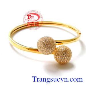 Vòng tay bền đẹp vàng với thương hiệu tinh tế được ưa chuộng trên thị trường.