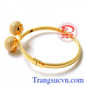 Vòng tay bền đẹp vàng một sản phẩm được ưa chuộng của phái đẹp.