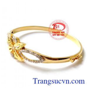 Vòng tay vàng đeo hợp thời trang. Vòng tay hương sắc cuộc sống
